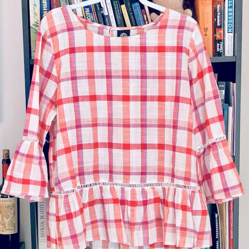 Bell-sleeve linen-look top with ruffled waist. Size XL